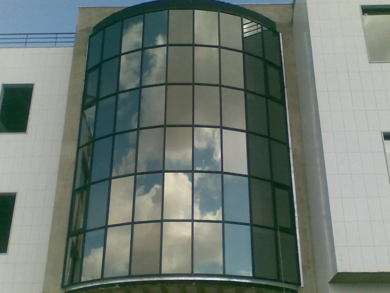 شركة الحلول الزجاجية التي نفذت وبنت مدرسة الأوائل الخاصة | Al-Awael School curved facade